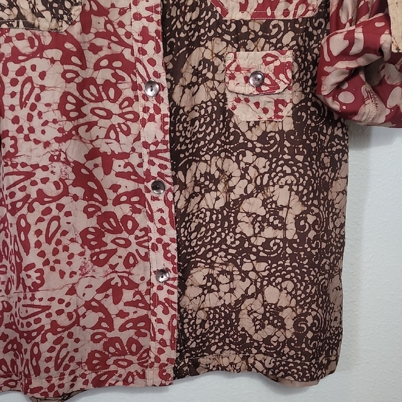 Vintage Chicos 100% Silk Button Up Shirt Size M Red Brown Wearable Art Roll Tab - Picture 3 of 10